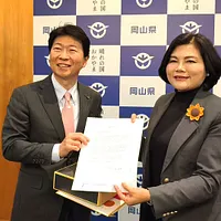 雲林県長の張麗善が日本岡山県知事伊原木隆を訪問し、招待状を贈呈、雲林への訪問を熱心に呼びかけた。(写真/雲林県政府農業処提供) 雲林県長の張麗善が日本岡山県知事伊原木隆を訪問し、招待状を贈呈、雲林への訪問を熱心に呼びかけた。(写真/雲林県政府農業処提供)