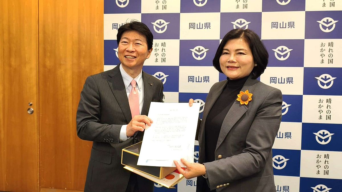 雲林県長の張麗善が日本岡山県知事伊原木隆を訪問し、招待状を贈呈、雲林への訪問を熱心に呼びかけた。(写真/雲林県政府農業処提供) 雲林県長の張麗善が日本岡山県知事伊原木隆を訪問し、招待状を贈呈、雲林への訪問を熱心に呼びかけた。(写真/雲林県政府農業処提供)