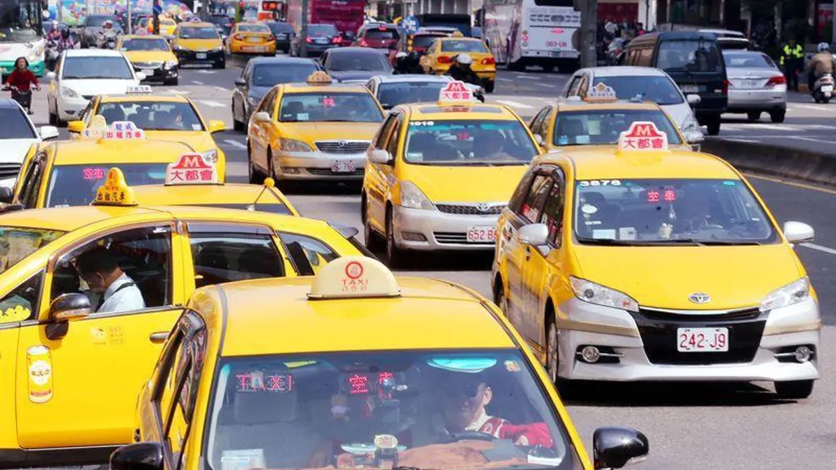 台北市計程車費率自10月1日開始大調整,但計費電子表至今仍沒就定位,配套明顯落後。(取自基隆市警察局「基警電子報」) 台北市計程車費率自10月1日開始大調整,但計費電子表至今仍沒就定位,配套明顯落後。(取自基隆市警察局「基警電子報」)