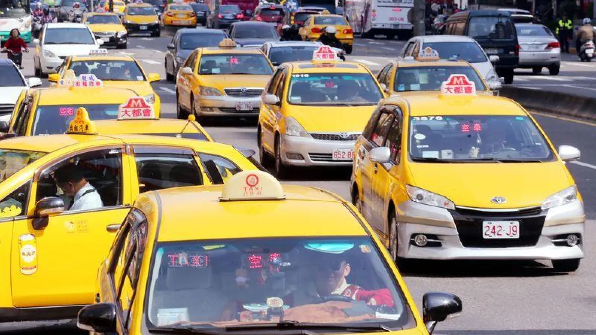 台北市計程車費率自10月1日開始大調整,但計費電子表至今仍沒就定位,配套明顯落後。(取自基隆市警察局「基警電子報」)