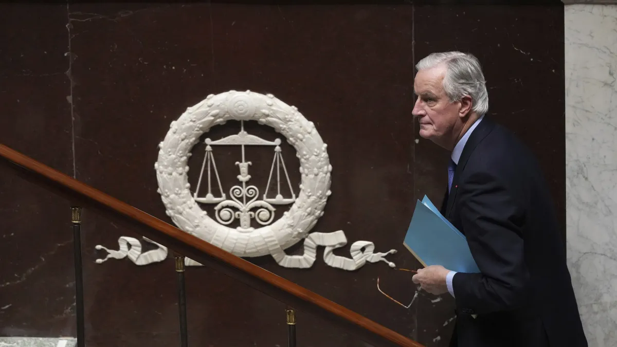 2024年12月4日,法國總理巴尼耶(Michel Barnier)在國民議會舉行不信任投票之前發表演說。(美聯社)
