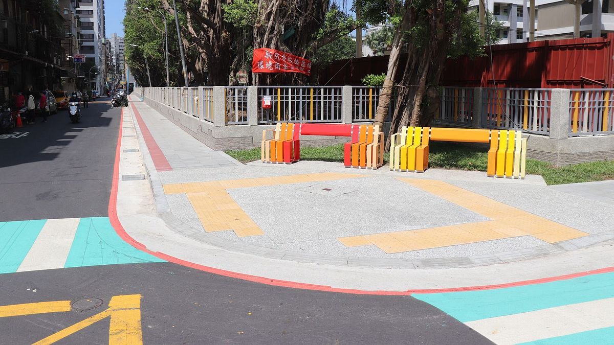 新北目前通學廊道計畫已完成56所學校,未來4年也將增加至80所,守護孩童安全上學路。(圖/新北市工務局提供) 新北目前通學廊道計畫已完成56所學校,未來4年也將增加至80所,守護孩童安全上學路。(圖/新北市工務局提供)