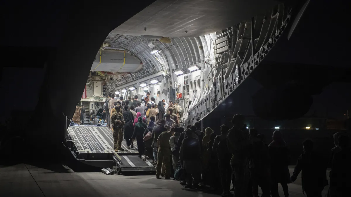 2021年8月22日,阿富汗民眾搭乘C-17運輸機準備撤離阿富汗。(美聯社)