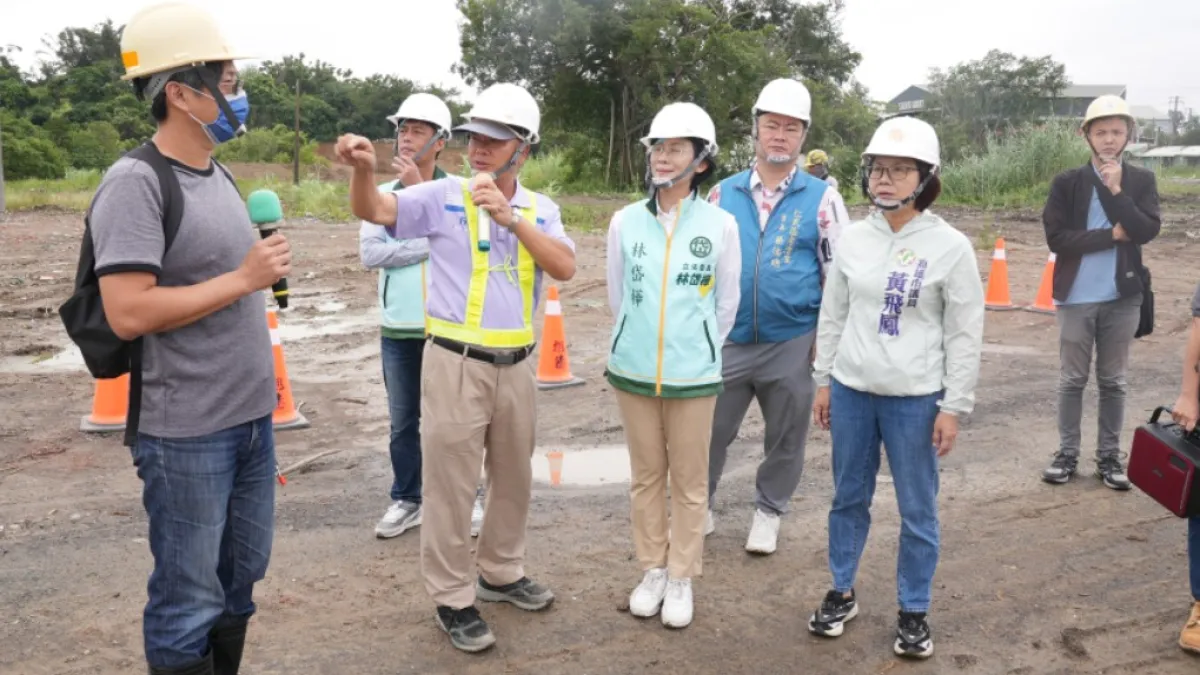立委林岱樺關心高雄防汛作業,由市議員黃飛鳳、考潭里長蔡德明陪同,前往仁武十九灣滯洪池關心防災及施工進度。(圖/林岱樺服務處提供)