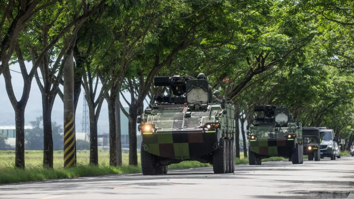 陸軍機步234旅日前執行戰備偵巡任務訓練,該旅所屬的CM33雲豹八輪甲車駛出營區,希望以仿真實戰景況,提升官兵臨戰反應。(取自軍聞社)