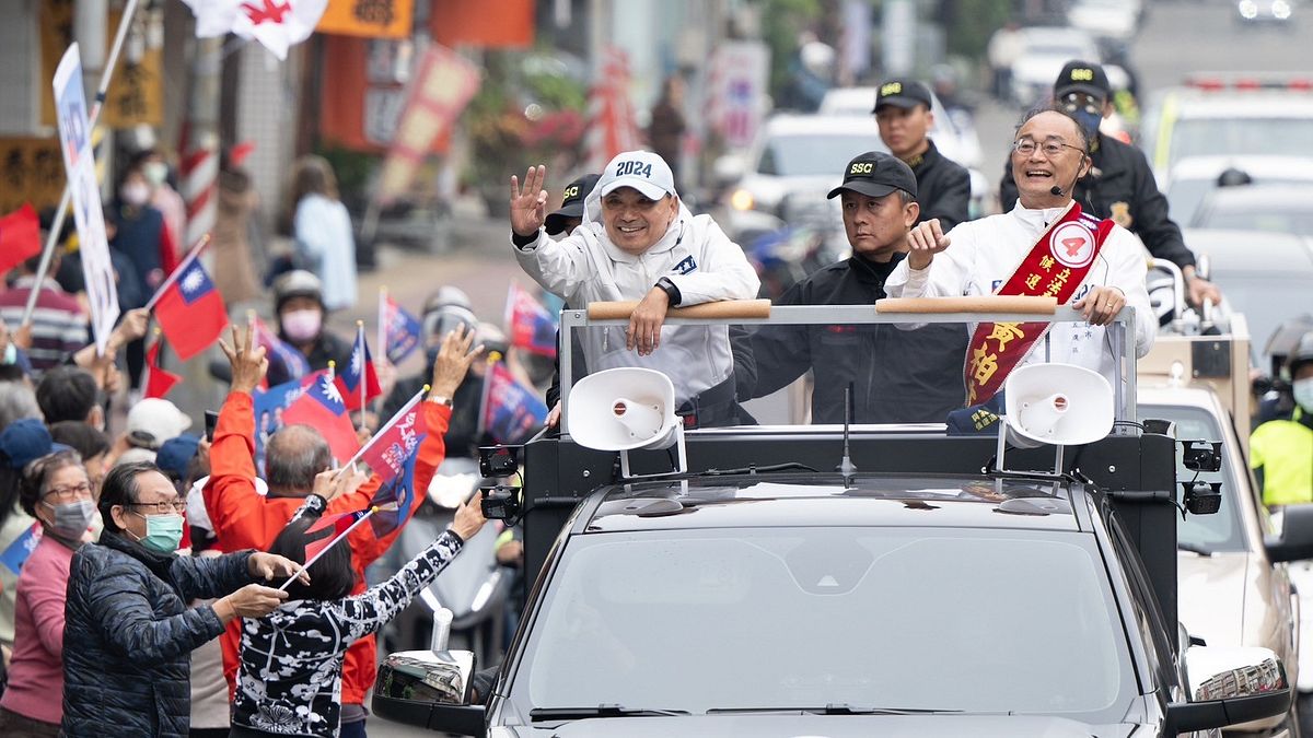 國民黨總統候選人侯友宜陪五選區立委候選人黃柏霖,參香祈福、車掃,沿途受到支持者搖旗吶喊「凍蒜」!(圖/黃柏霖競總提供) 國民黨總統候選人侯友宜陪五選區立委候選人黃柏霖,參香祈福、車掃,沿途受到支持者搖旗吶喊「凍蒜」!(圖/黃柏霖競總提供)
