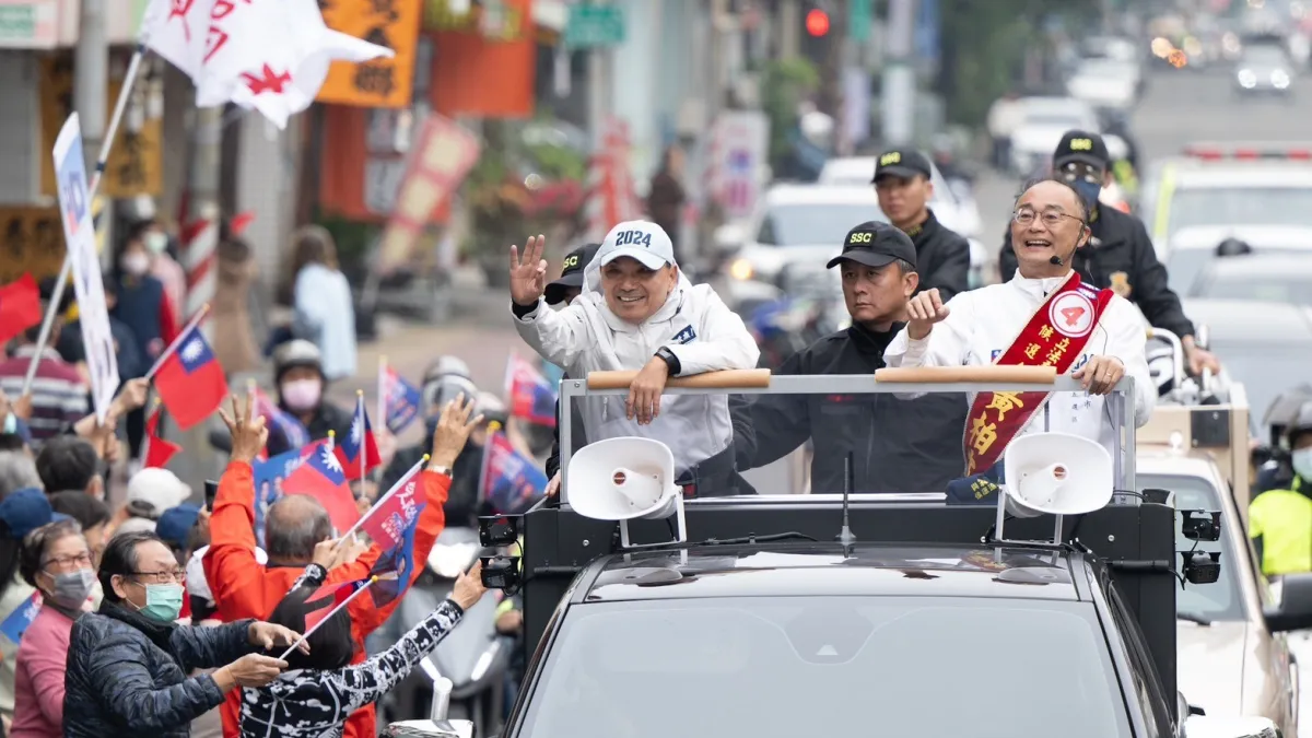 國民黨總統候選人侯友宜陪五選區立委候選人黃柏霖,參香祈福、車掃,沿途受到支持者搖旗吶喊「凍蒜」!(圖/黃柏霖競總提供)