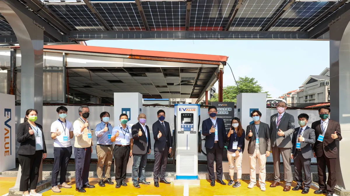最高功率480kW 充電樁設備揭幕儀式華城電能與各品牌代表合影。