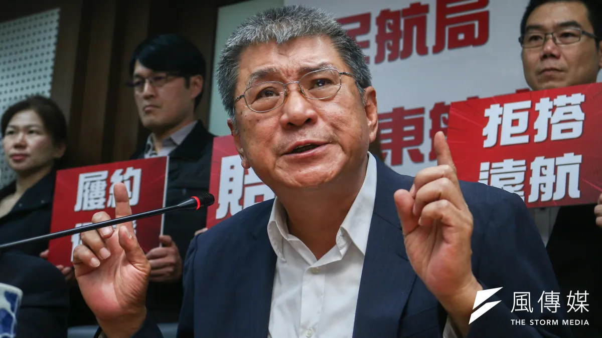 旅行公會全聯會召開「民航局,遠東航空,你要負責」記者會,圖中為台灣海峽兩岸旅行發展協會理事長姚大光。(蔡親傑攝)