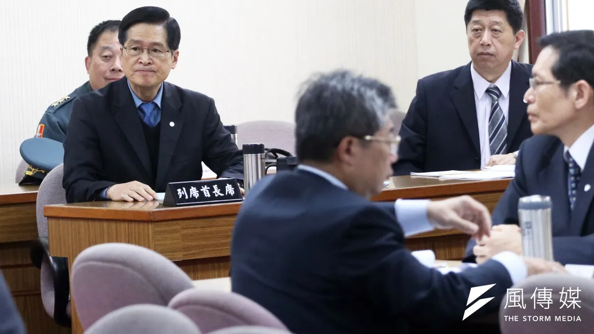 國防部官員今(19)日至立法院進行業務報告並備質詢,為因應防疫,國防部長嚴德發(左)、常次陳曉明(右)、副總長執行官徐衍璞上將(後中)座位皆有空格。(蘇仲泓攝)