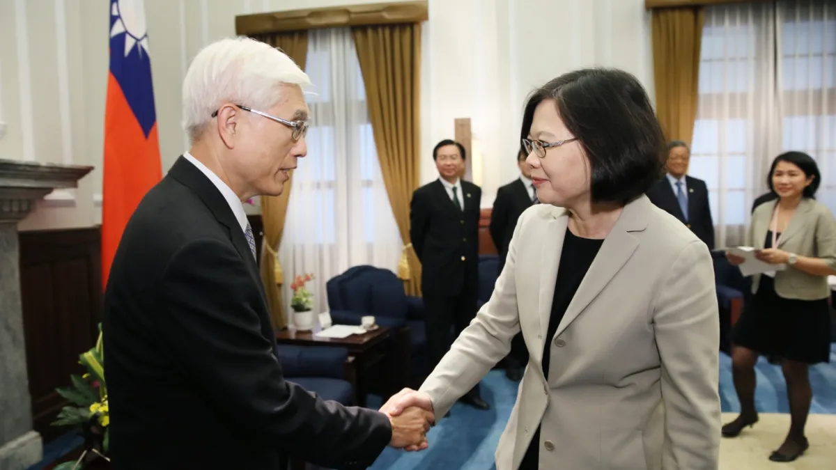 蔡英文總統接見衛福部長林奏延,肯定他在世衛大會的表現。(總統府提供)