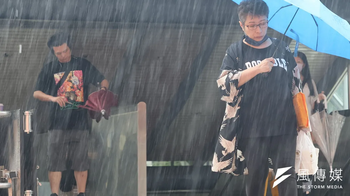 明天至4日受颱風卡努外圍環流影響,迎風面北台灣及中南部有局部陣雨,3、4日雨勢加大。(資料照/柯承惠攝)