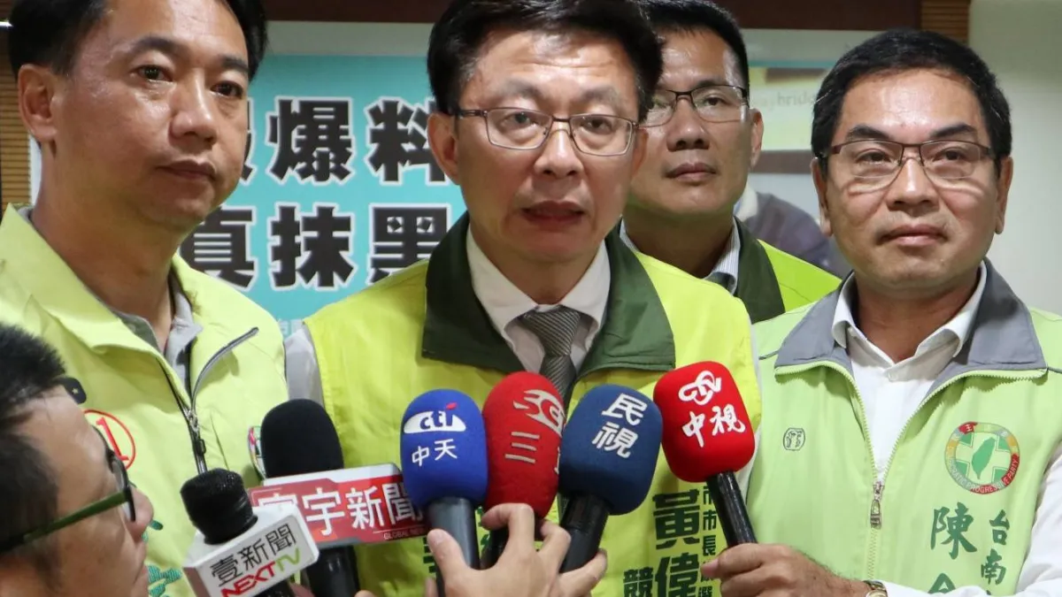 黃偉哲競選總部總策劃郭國文(中)認為,高思博妻子周韻采坦承中華電信獨董來自藍營酬庸,但未說明為何有資格接受酬庸?(黃偉哲競選辦公室提供)
