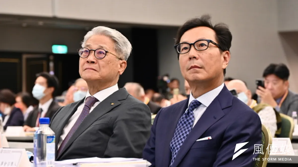 14家上市金控6月獲利自結數今(10)日全數公布,因人壽子公司有股息收入、匯兌利益或資本利得挹注,14家金控6月單月獲利全部較去年同期成長。圖為富邦集團董事長蔡明忠與台新金控董事長吳東亮。(資料照片,陳思明攝)