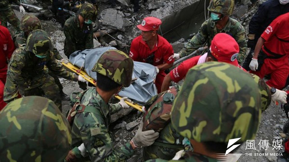 高雄大氣爆,三多武慶路又發現罹難者。(余志偉攝) 高雄大氣爆,三多武慶路又發現罹難者。(余志偉攝)