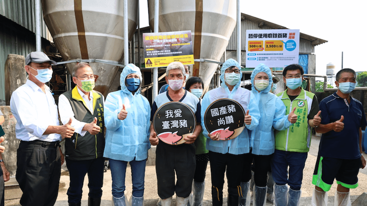高雄市長陳其邁肯定養豬場的轉型,也表示市府加碼補助金額,希望守住台灣豬。(圖/高雄市政府提供) 高雄市長陳其邁肯定養豬場的轉型,也表示市府加碼補助金額,希望守住台灣豬。(圖/高雄市政府提供)