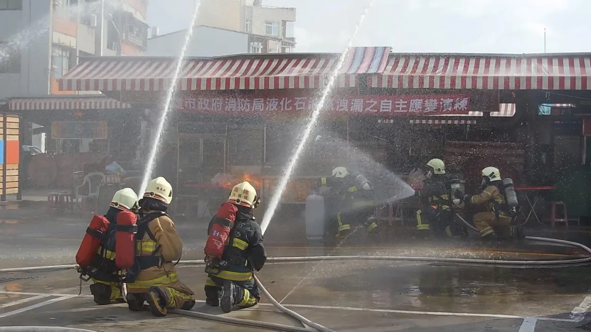 前鎮夜市消防演練(圖/高雄市消防局提供)