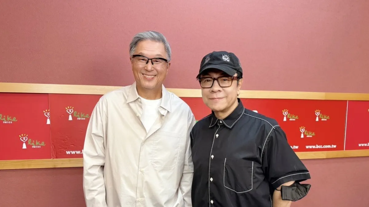 蔡康永(右)接受王偉忠(左)專訪,坦言西門町同志酒吧遭搜查是他參與政治活動的觸媒之一。(中廣提供/中央社記者洪素津)