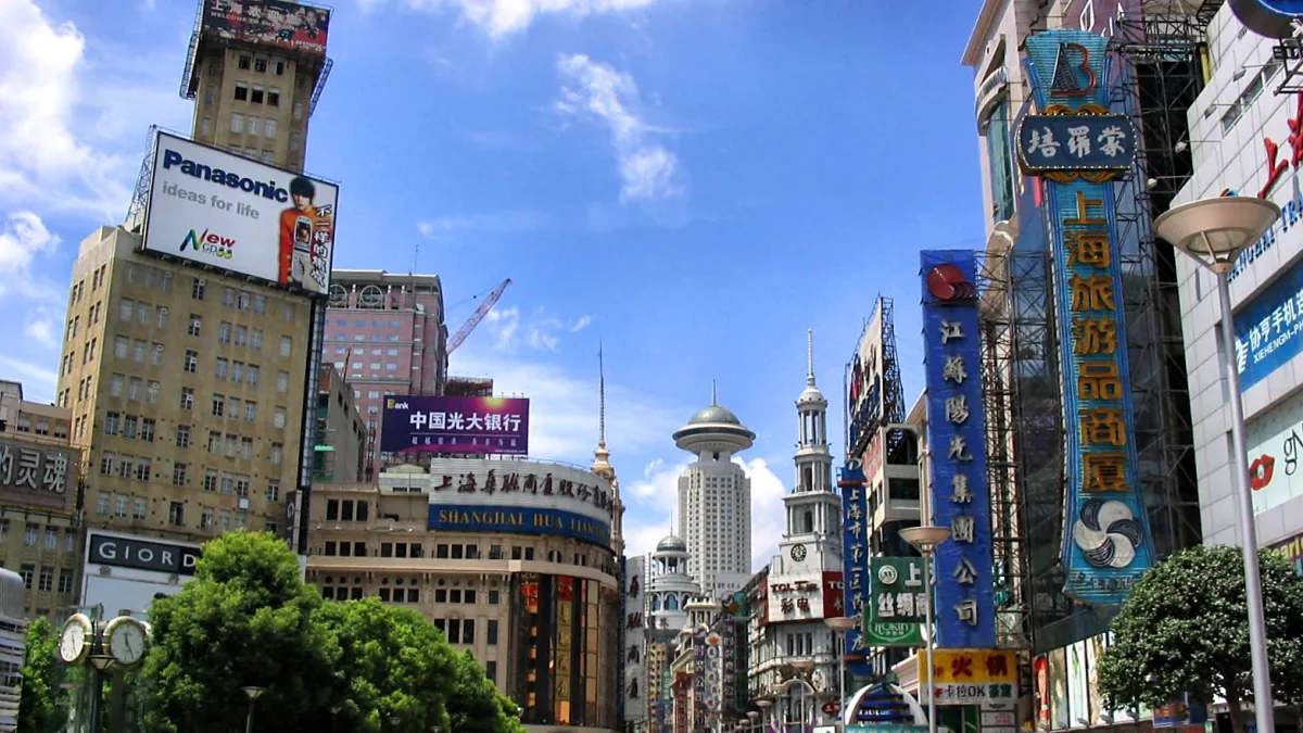 根據中國北京大學相關報告指出,應屆畢業生大多想待在「一線城市」打拚,在期望工作的城市排名中,北京、上海並列第一,為13.6%(取自維基百科)