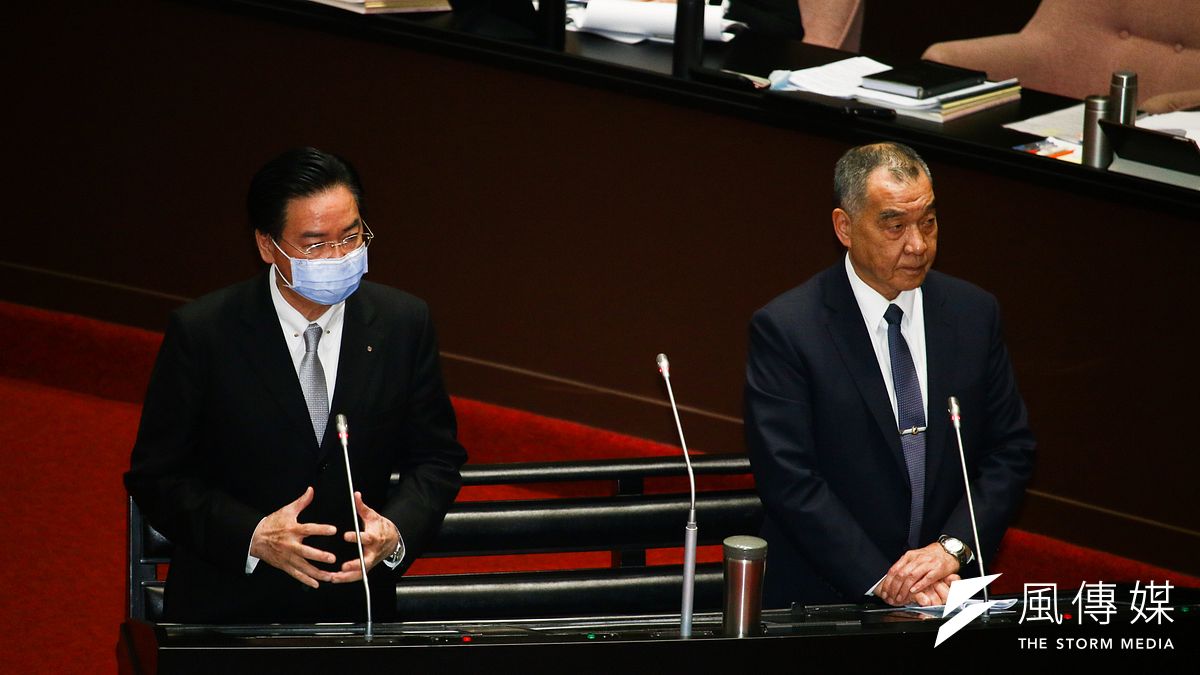 國防部日前公告「全民防衛動員準備法」草案,明訂未來因應戰爭而由總統發布全國動員令後,為了「因應新聞及不實訊息處理」,要求由縣市政府配合辦理「應對出版事業、廣播電視事業、網際網路平台與應用服務提供者及新聞從業人員,實施調查、統計、編組及規劃」,並對新聞從業人員實施必要管制。圖右為國防部長邱國正。(資料照,蔡親傑攝) 國防部日前公告「全民防衛動員準備法」草案,明訂未來因應戰爭而由總統發布全國動員令後,為了「因應新聞及不實訊息處理」,要求由縣市政府配合辦理「應對出版事業、廣播電視事業、網際網路平台與應用服務提供者及新聞從業人員,實施調查、統計、編組及規劃」,並對新聞從業人員實施必要管制。圖右為國防部長邱國正。(資料照,蔡親傑攝)