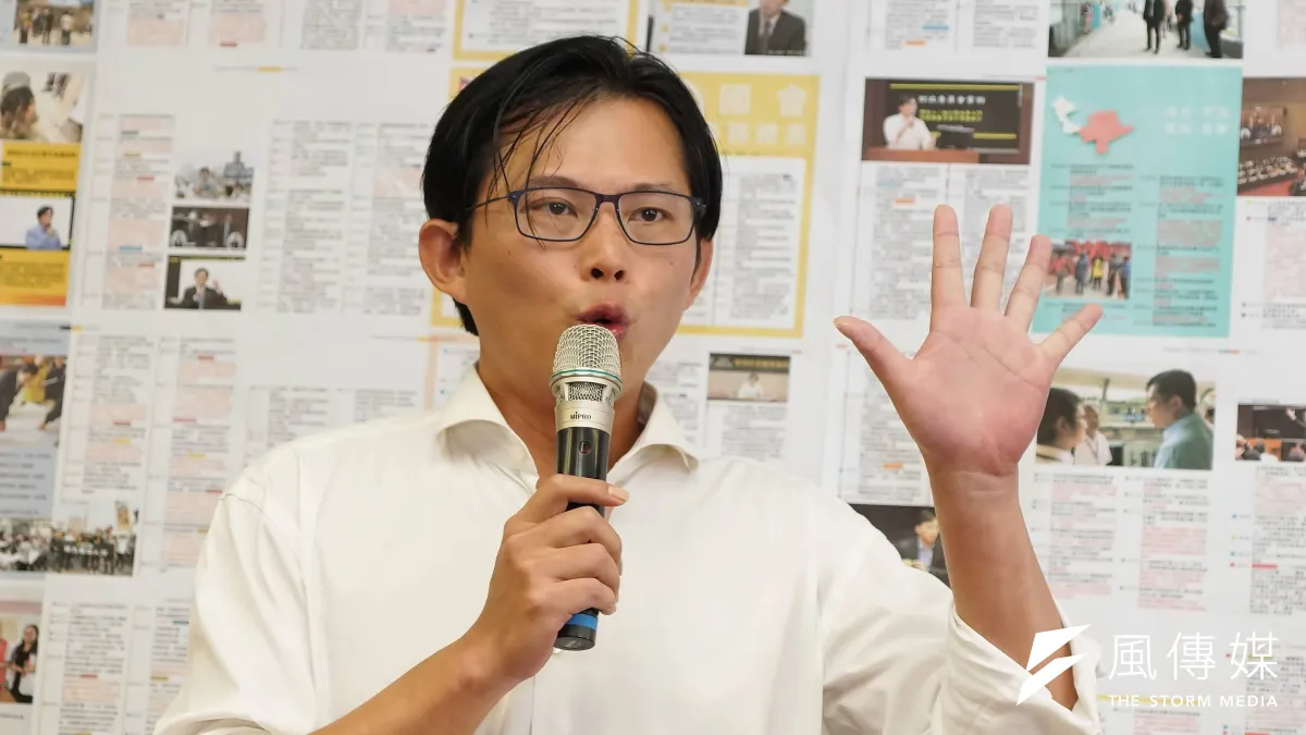 23日軍公教年改釋憲案結果出爐,針對「軍公教人員退休後再任教則禁領退俸」宣告違憲,立委黃國昌24日在臉書表示不滿。(資料照,盧逸峰攝)