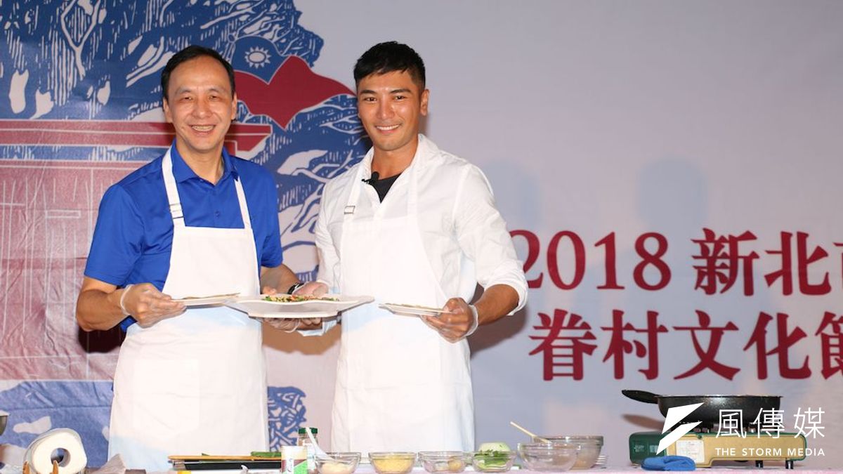 新北市長朱立倫在眷村文化節現場與女兵日記中尉排長羅平進行眷村美食大挑戰,共同製作創意料理「印度薄餅佐臘肉韭菜蛋」供現場民眾品嚐。(圖/李梅瑛攝) 新北市長朱立倫在眷村文化節現場與女兵日記中尉排長羅平進行眷村美食大挑戰,共同製作創意料理「印度薄餅佐臘肉韭菜蛋」供現場民眾品嚐。(圖/李梅瑛攝)