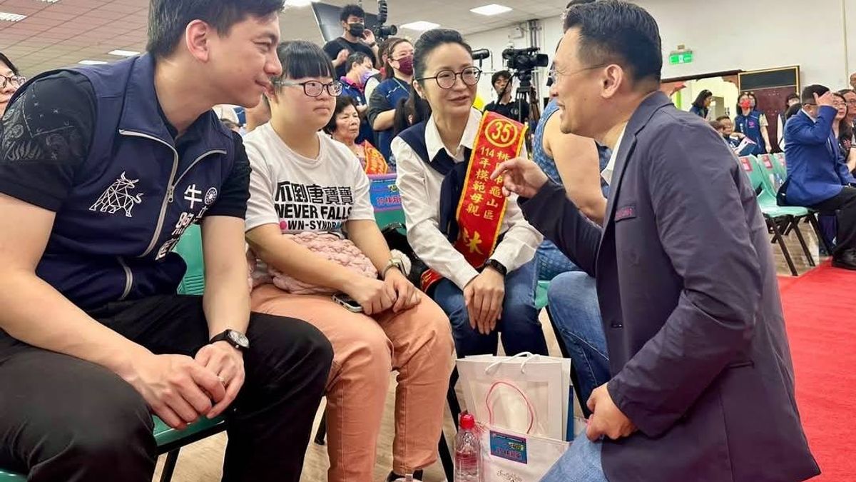 桃園市副市長蘇俊賓出席龜山區的表揚典禮,被一對母女的故事深深打動。(圖/翻攝自蘇俊賓臉書) 桃園市副市長蘇俊賓出席龜山區的表揚典禮,被一對母女的故事深深打動。(圖/翻攝自蘇俊賓臉書)