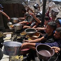2025年5月19日、ガザ地区北部で食料の配給を受けるパレスチナの避難民たち。食糧不足が深刻化する中、わずかな援助物資に人々が列を作ります。(AP通信) 2025年5月19日、ガザ地区北部で食料の配給を受けるパレスチナの避難民たち。食糧不足が深刻化する中、わずかな援助物資に人々が列を作ります。(AP通信)