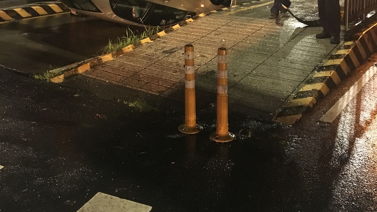 豪大雨民眾翻車 警積極協助救護 豪大雨民眾翻車 警積極協助救護