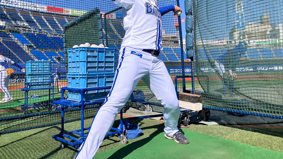 在橫濱DeNA海灣之星擔任餵球投手的余聖傑。(「(C)YDB」) 在橫濱DeNA海灣之星擔任餵球投手的余聖傑。(「(C)YDB」)