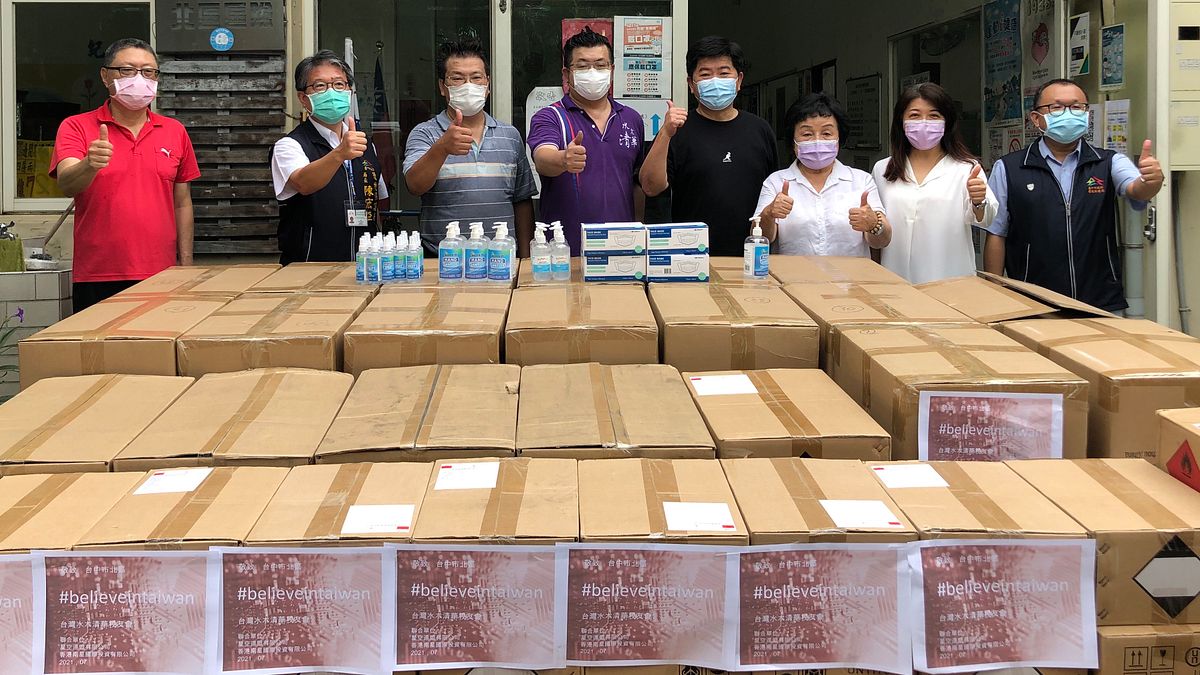 台中市議員陳政顯、張瀞分及吳瓊華等人與台灣水木清華校友會,暖心捐贈口罩1,076盒、500毫升乾洗手凝露120瓶,以及236毫升乾洗手液1,074瓶、100毫升2,120瓶,給清潔隊員讓他們在執勤無後顧之憂。 (圖/台中市政府提供) 台中市議員陳政顯、張瀞分及吳瓊華等人與台灣水木清華校友會,暖心捐贈口罩1,076盒、500毫升乾洗手凝露120瓶,以及236毫升乾洗手液1,074瓶、100毫升2,120瓶,給清潔隊員讓他們在執勤無後顧之憂。 (圖/台中市政府提供)