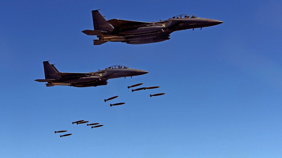 8月31日,韓國F15K戰機飛過朝鮮半島。美韓聯合軍演出動了重型轟炸機和隱形戰鬥機。(BBC中文網) 8月31日,韓國F15K戰機飛過朝鮮半島。美韓聯合軍演出動了重型轟炸機和隱形戰鬥機。(BBC中文網)