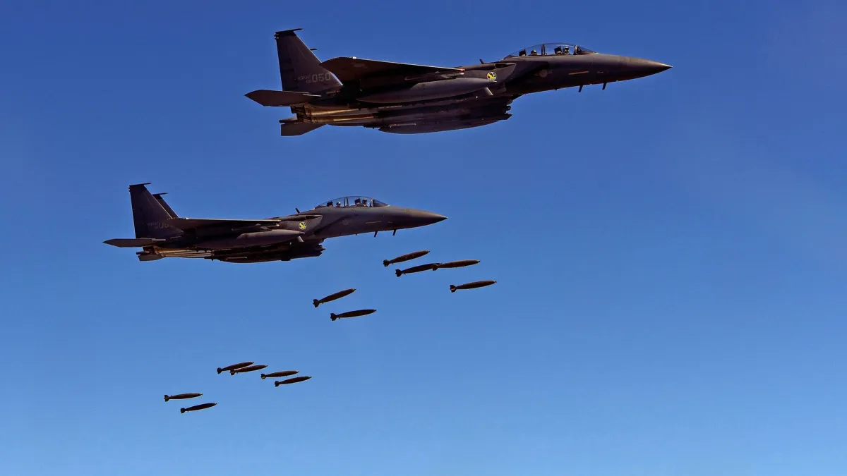 8月31日,韓國F15K戰機飛過朝鮮半島。美韓聯合軍演出動了重型轟炸機和隱形戰鬥機。(BBC中文網)
