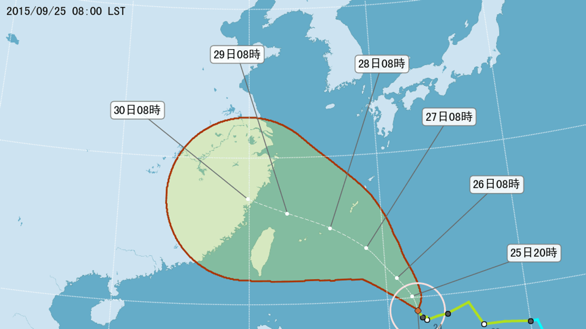 輕颱杜鵑行進路徑逐漸西偏,氣象局表示,可能會通過台灣。(取自中央氣象局網站) 輕颱杜鵑行進路徑逐漸西偏,氣象局表示,可能會通過台灣。(取自中央氣象局網站)