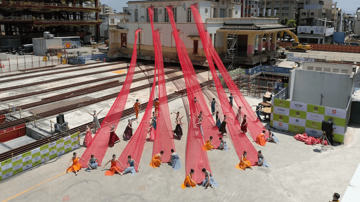 高雄驛光雕秀開放民眾線上預約,蒞臨欣賞高雄驛的璀璨變身。(圖/高市府提供) 高雄驛光雕秀開放民眾線上預約,蒞臨欣賞高雄驛的璀璨變身。(圖/高市府提供)