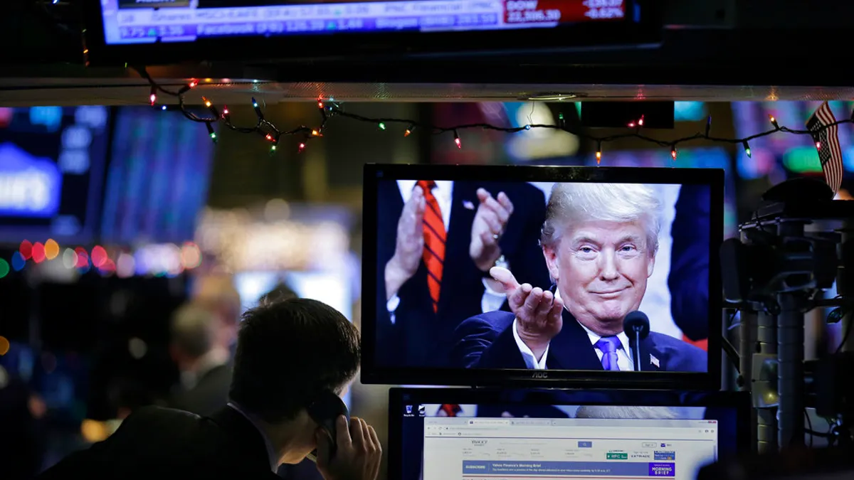 去年,川普的關稅政策曾讓股市在短短幾天面臨驚人跌幅,隨後又迅速收復失地並且一路創高,投資人們從中吸取了重要的一課。(示意照,AP)