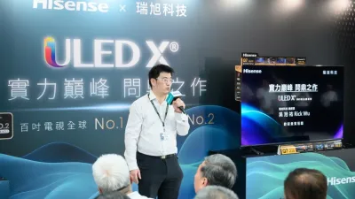 瑞旭科技總經理吳旭祐(中)向與會貴賓介紹Hisense新品U7N/Q7N系列。(圖/瑞旭科技提供)