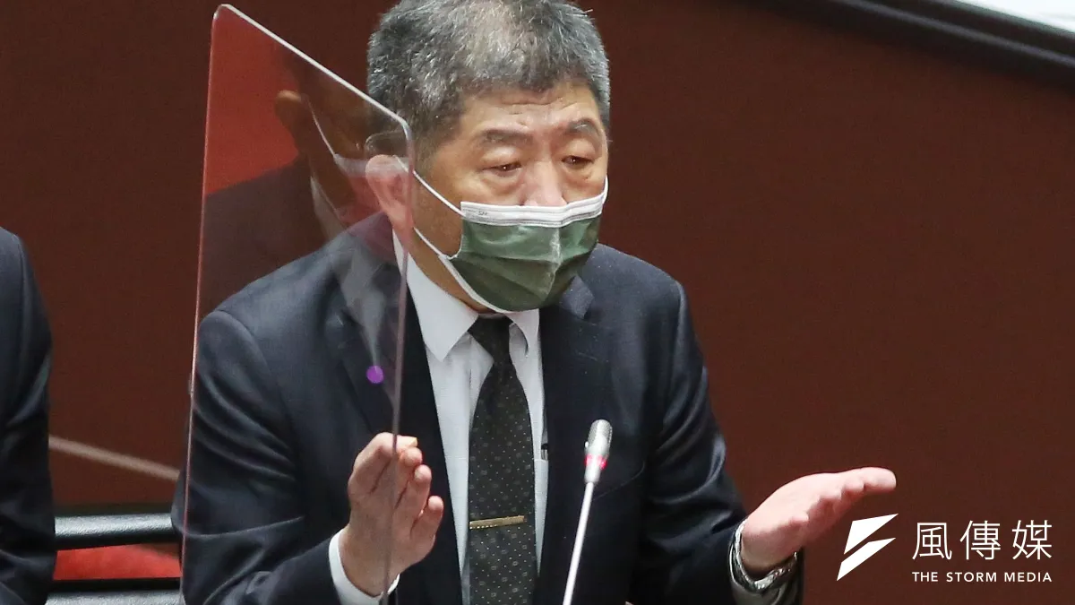 指揮中心要求27個場所人員元旦起須完全接種達14天,否則須周周自費篩檢始得工作。民眾質疑強迫打新冠疫苗,陳時中回以:「沒有強迫啦,只是要求。」(資料照,柯承惠攝)