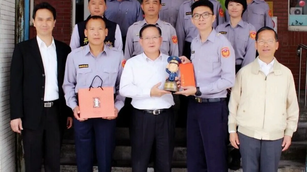 北港警屢破槍毒 署長親臨打氣致贈「好警茶」