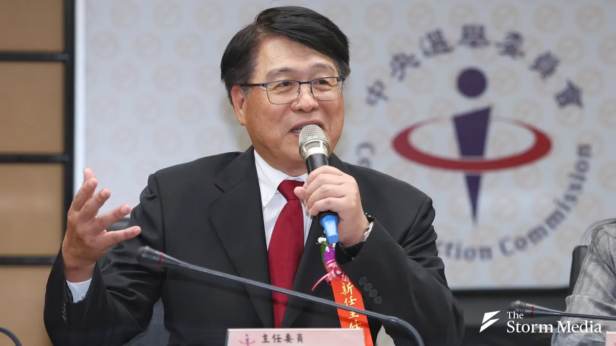 Central Election Commission (CEC) Chairman Michael You stated that unless the Republic of China Constitution and relevant laws are appropriately amended, handling the issue through the Nationality Act at this stage is highly controversial and lega