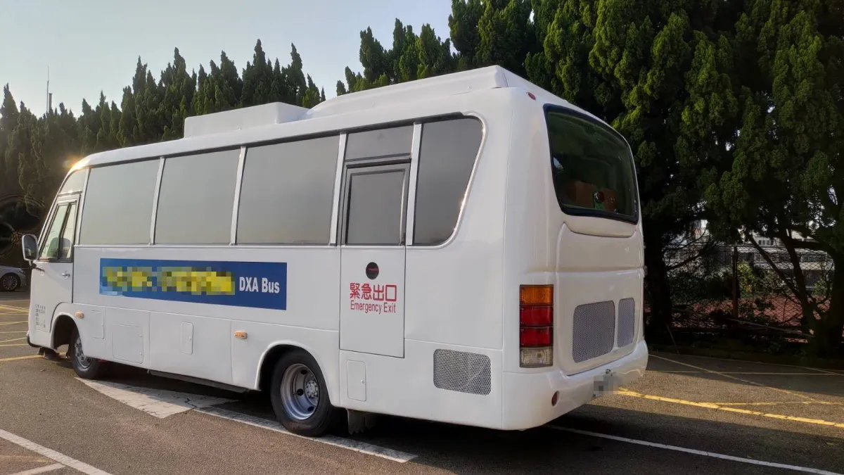 雙能量X光吸光式測定儀(DXA),有移動式的DXA BUS深入鄉里,為民眾提升骨鬆檢測醫療可近性。