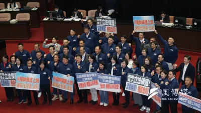 筆者提到,國民黨真正該堅持努力的價值卻不勇敢,面對民進黨數十年來的洗腦,我們是台灣人也是中國人本來是中華民國憲法的精神,現今已經被抹黑成要投降對岸的政權的說法。(資料照,蔡親傑攝)
