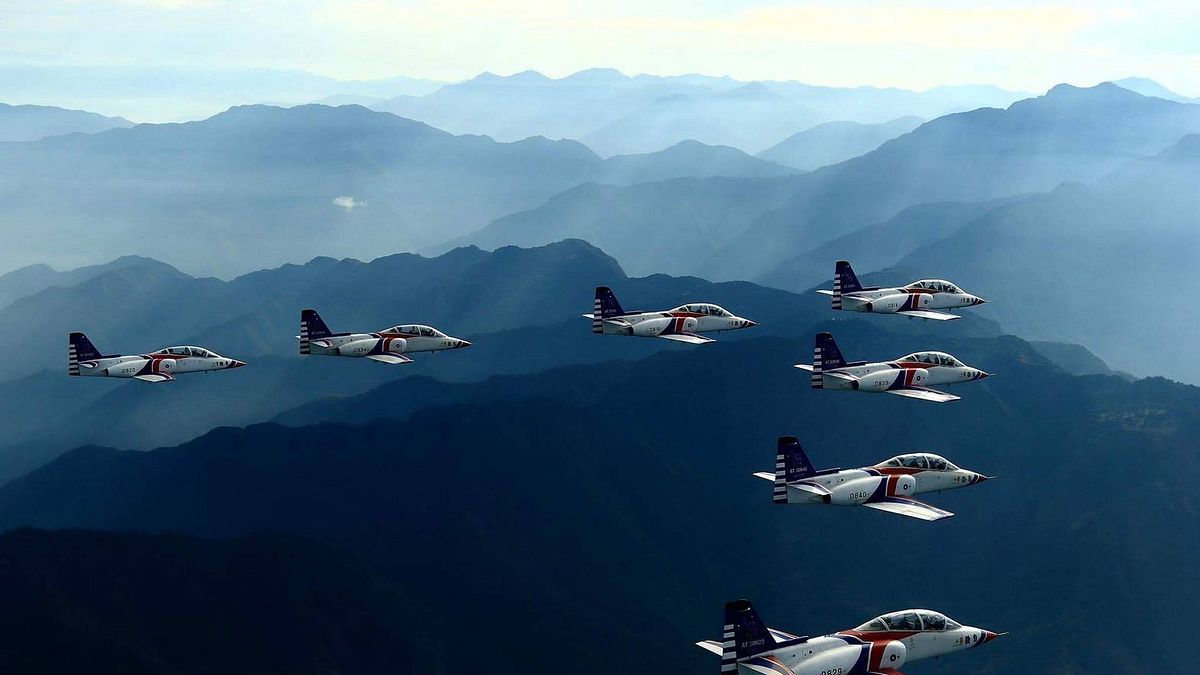 「『我們移不了山』這句話綜合出美國陸軍對於派兵進入波士尼亞和科索沃的初步反應。但是情況證明,只要我們掌握空中優勢,陸軍不是不能移山。」(圖為空軍雷虎小組4。資料照) 「『我們移不了山』這句話綜合出美國陸軍對於派兵進入波士尼亞和科索沃的初步反應。但是情況證明,只要我們掌握空中優勢,陸軍不是不能移山。」(圖為空軍雷虎小組4。資料照)