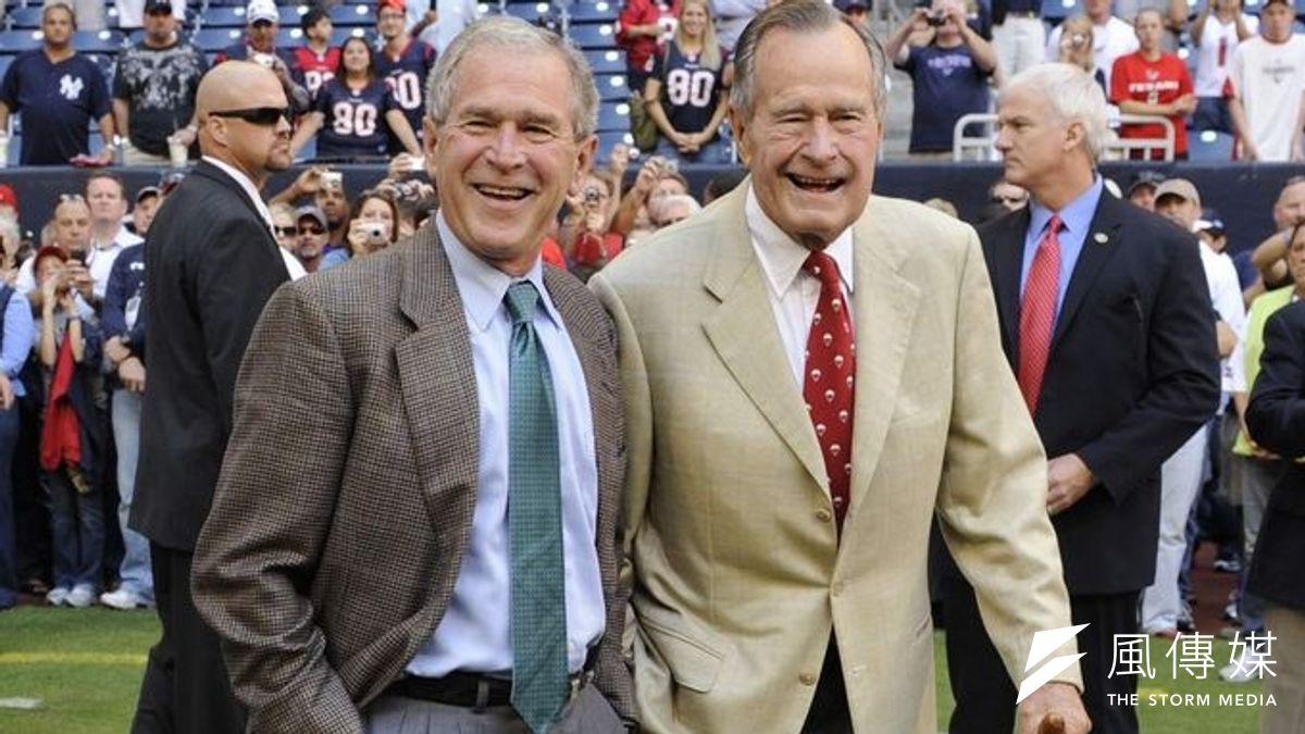 小布希(左)透露正在為父親老布希(右)作傳。(美聯社) 小布希(左)透露正在為父親老布希(右)作傳。(美聯社)