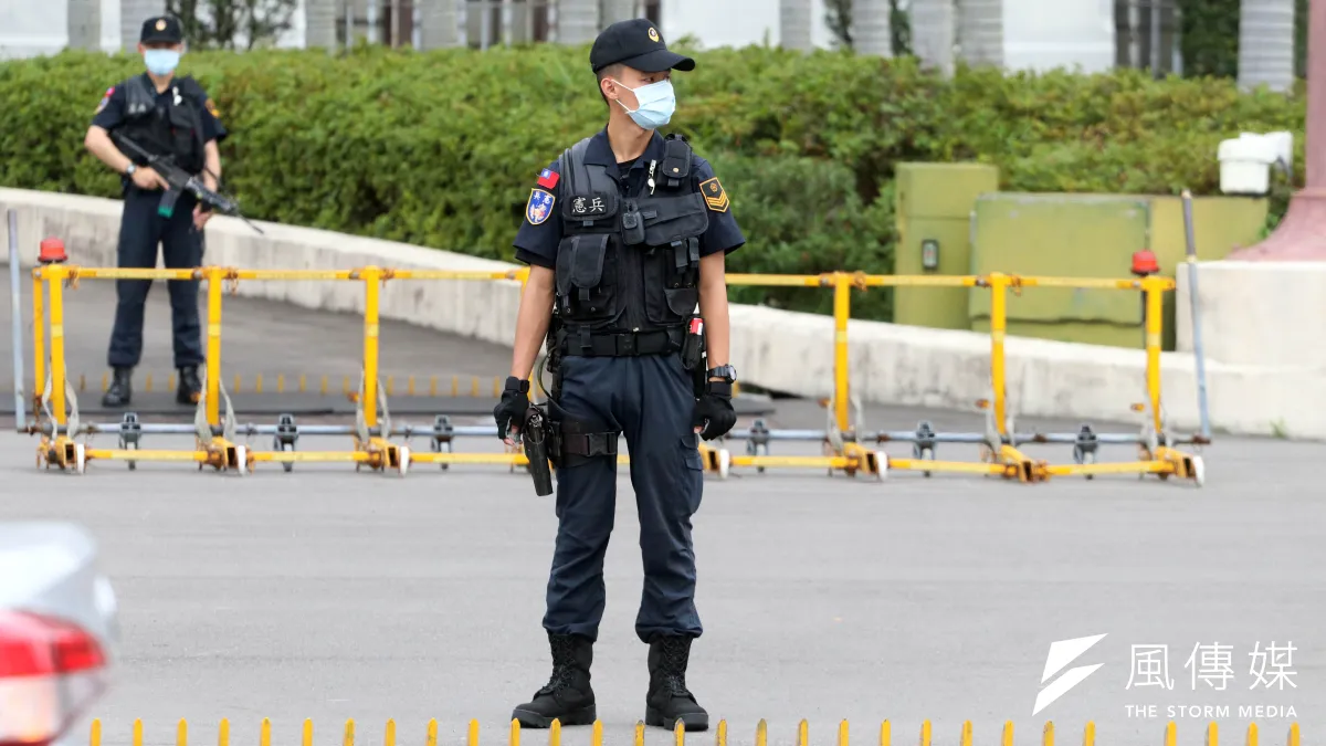 總統府、總統官邸外圍矗立在人行道上的憲兵衛哨,手上配有一款黑灰色手套。該款手套具防割功能,必要時能第一時間抓握攻擊者手中的銳利物品,避免傷害擴大。(蘇仲泓攝)