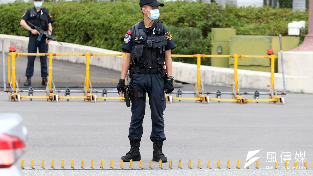 總統府、總統官邸外圍矗立在人行道上的憲兵衛哨,手上配有一款黑灰色手套。該款手套具防割功能,必要時能第一時間抓握攻擊者手中的銳利物品,避免傷害擴大。(蘇仲泓攝) 總統府、總統官邸外圍矗立在人行道上的憲兵衛哨,手上配有一款黑灰色手套。該款手套具防割功能,必要時能第一時間抓握攻擊者手中的銳利物品,避免傷害擴大。(蘇仲泓攝)