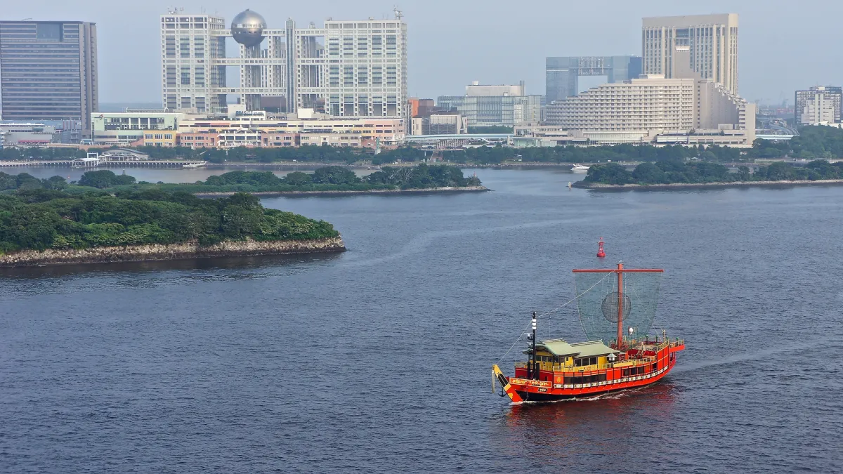 台場位於東京灣內,是個填海造陸的人造島。當地除了多間商場及餐廳外,也有溫泉及海濱公園供你選擇,適合各個年齡層的遊客前往。(圖/Manish Prabhune@flickr)