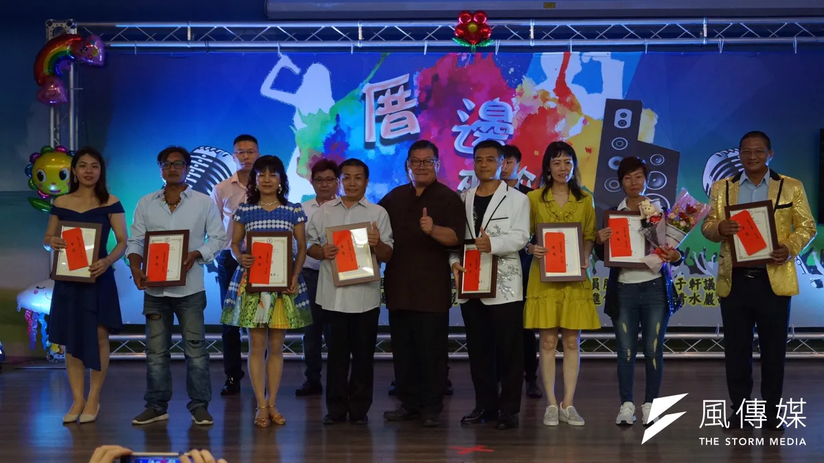台灣中油公司石化事業部日前於高雄市林園區幸福公園演藝廳舉辦「厝邊來尬聲」歌唱比賽。(圖/徐炳文攝)
