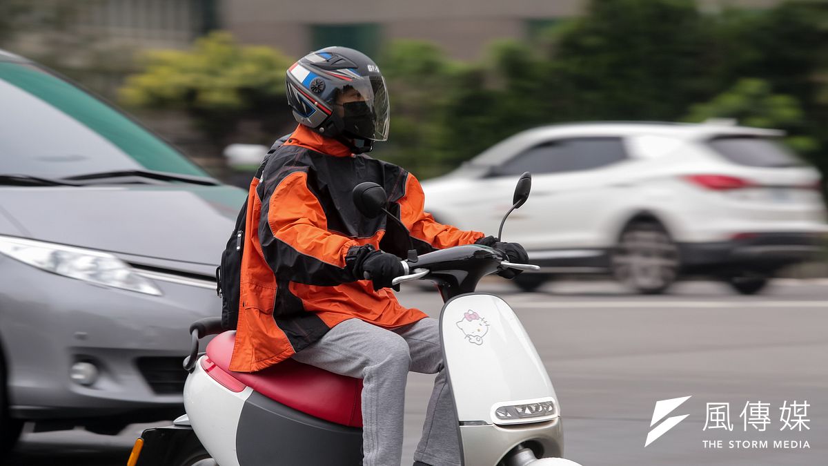 過去1年中油陸續與民間企業合作進攻電動機車及巴士市場,除專攻電池研發、設計,也擬結合旗下加油站設計電池月租機制,多角化進攻。示意圖。(資料照,顏麟宇攝) 過去1年中油陸續與民間企業合作進攻電動機車及巴士市場,除專攻電池研發、設計,也擬結合旗下加油站設計電池月租機制,多角化進攻。示意圖。(資料照,顏麟宇攝)