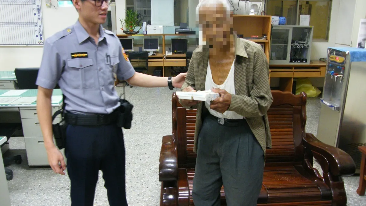 老翁於黃昏迷途市區 熱心警協助返家
